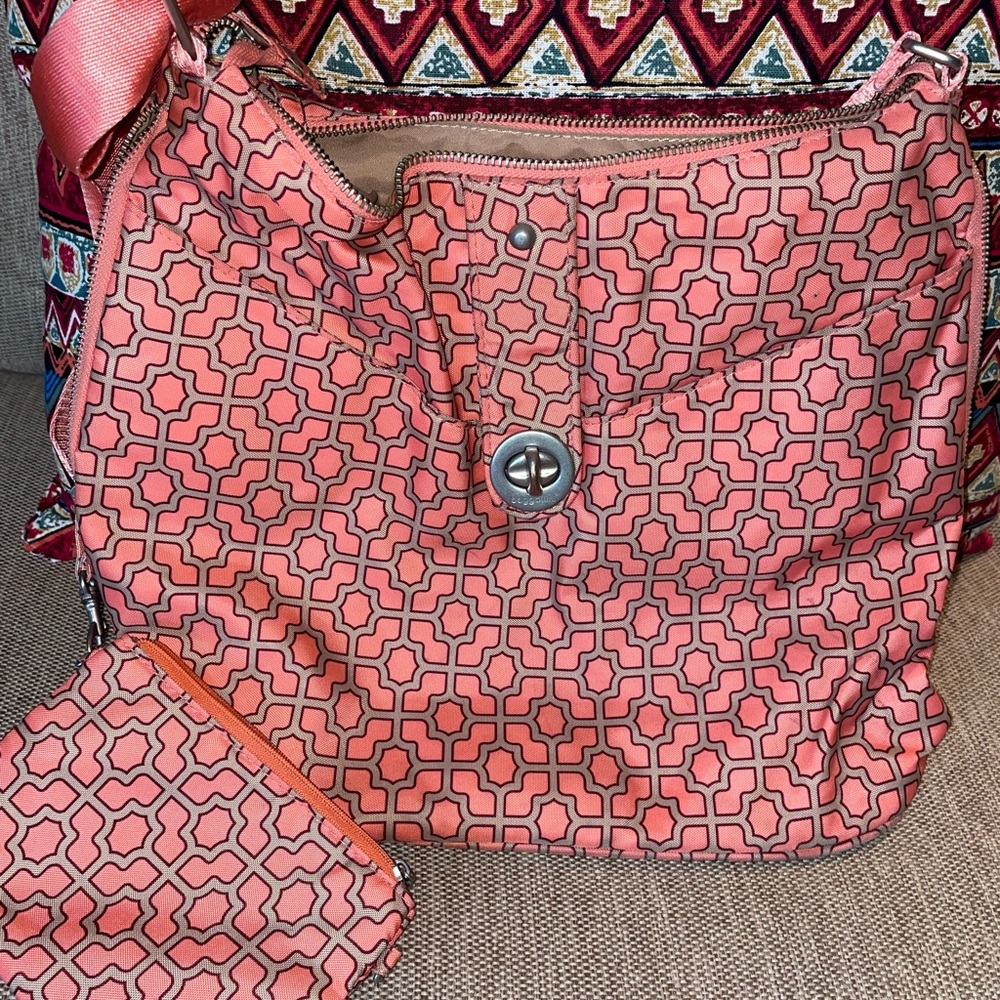 Baggallini Helsinki crossbody purse, peachy in color w/ tan chain like pattern.
